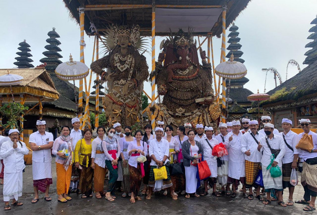 Tirta Yatra Perangkat Desa bersama KIM Dalung ke Pura Batur lan Pura Besakih